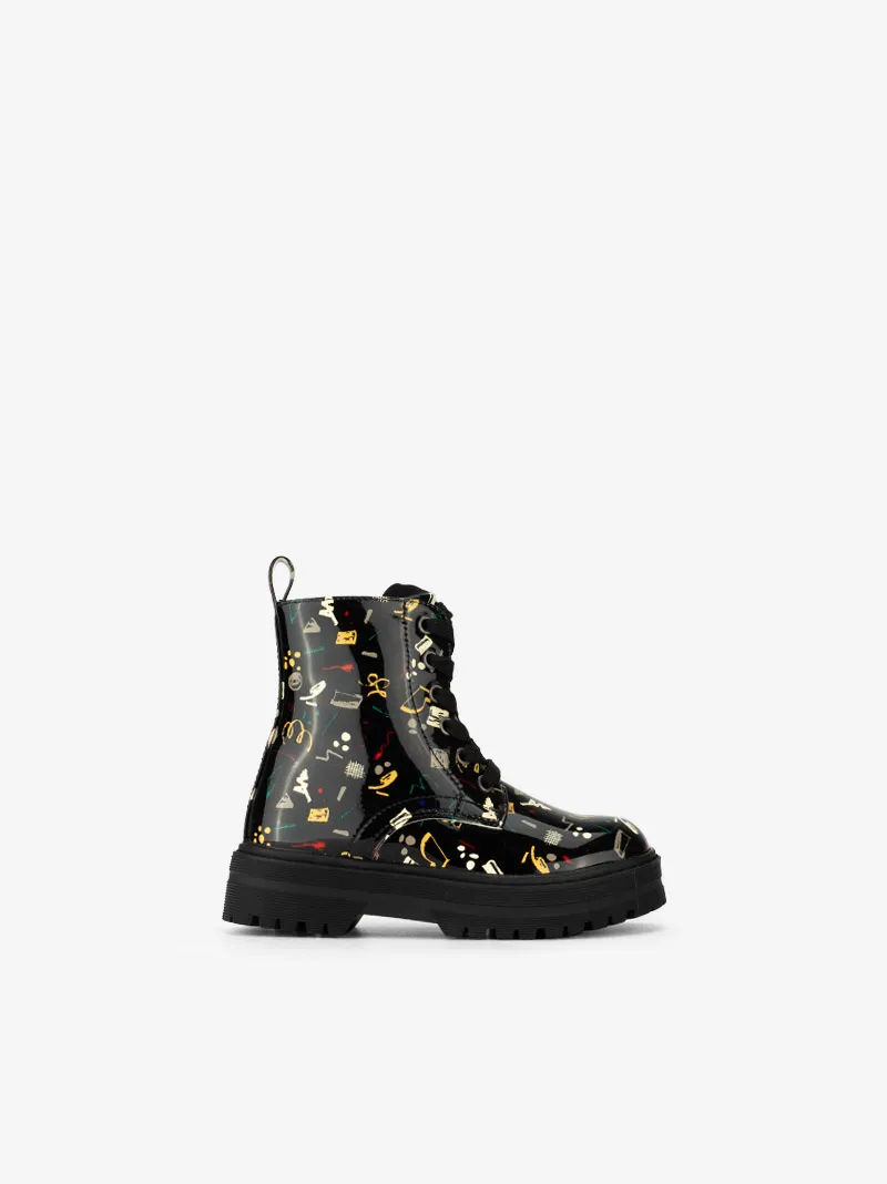 BOTA ESTILO MILITAR EM VERNIZ ESTAMPADO DE ATACADOR EM SOLA CHUNKY DE RASTO