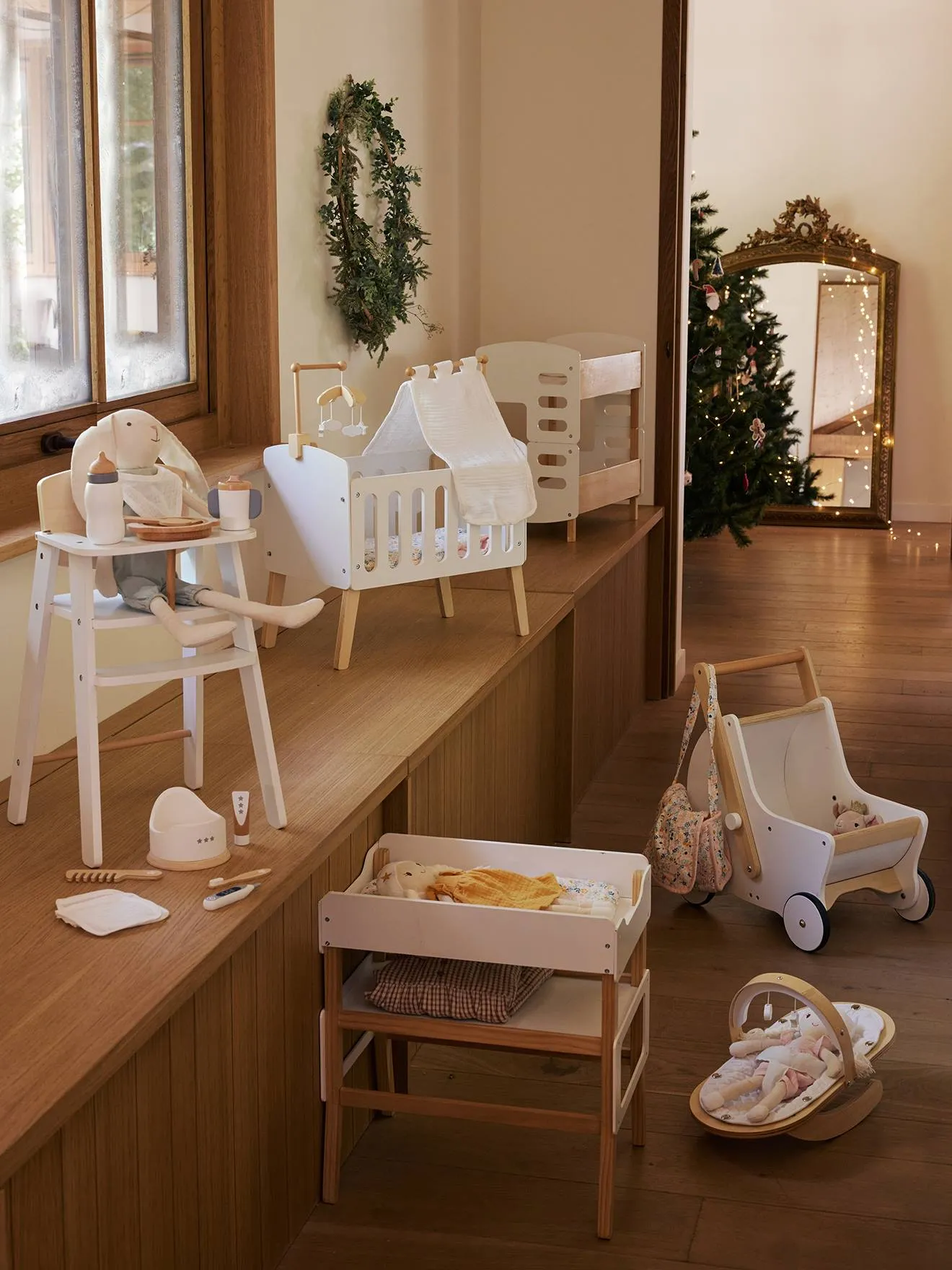 Cama para muñecas sobre patas, de madera FSC®