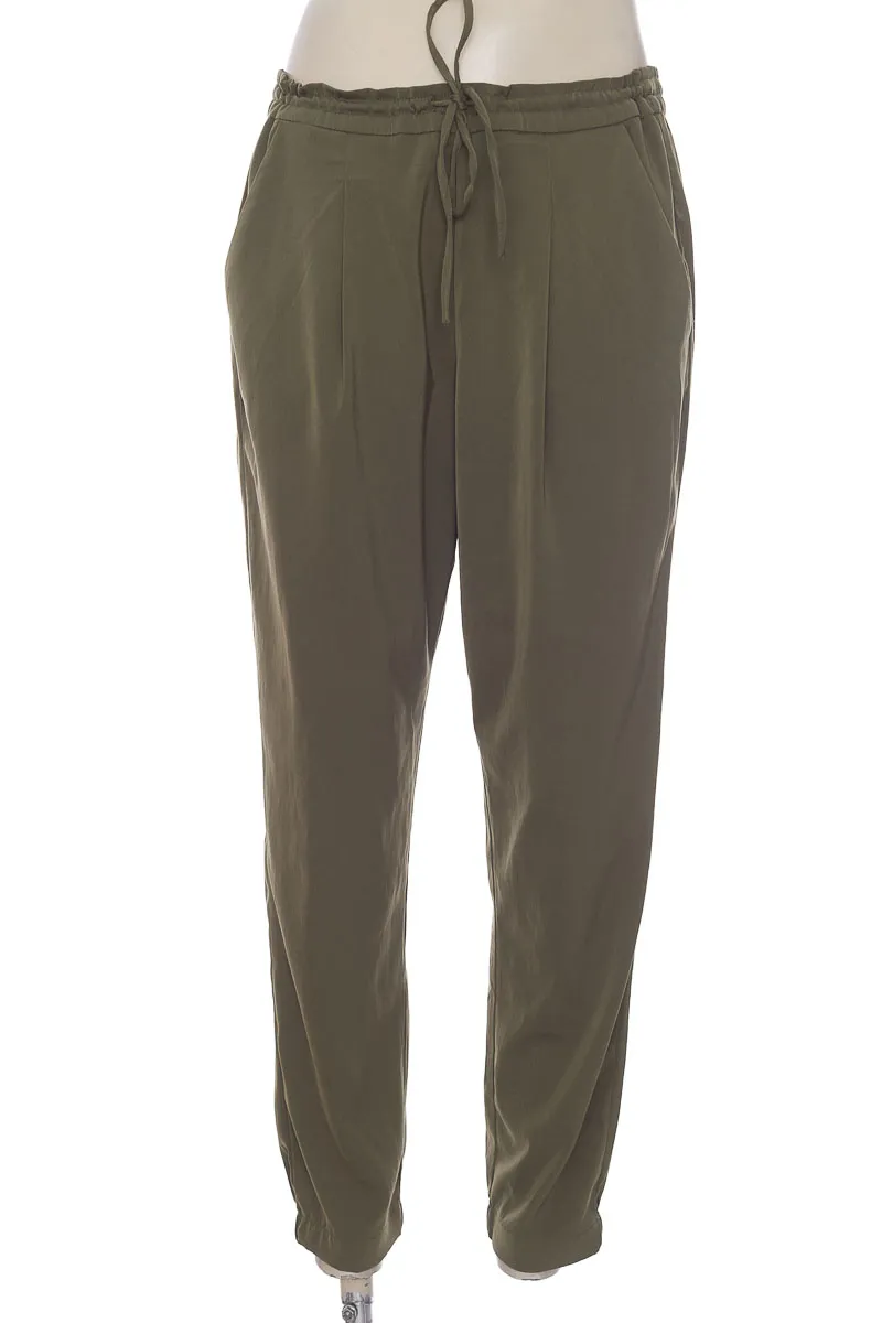 Pantalón color Verde - Stradivarius