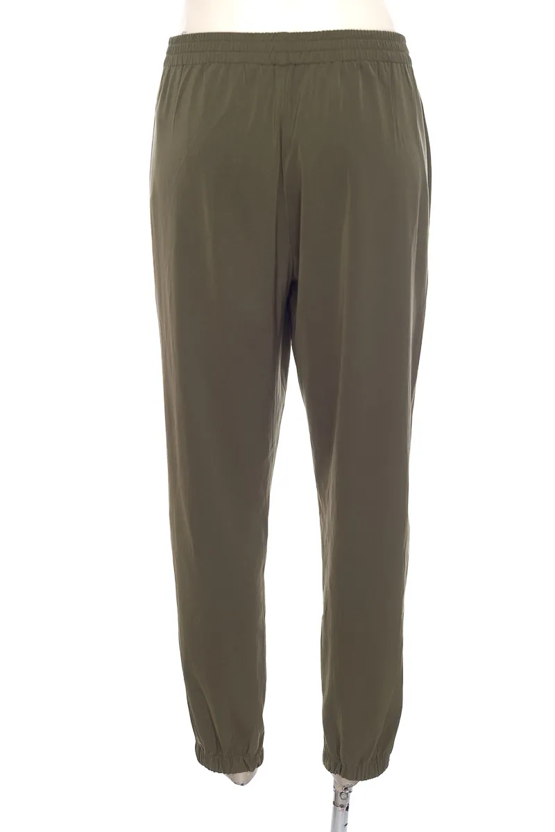 Pantalón color Verde - Stradivarius